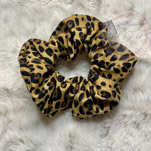 
            
                Load image into Gallery viewer, Leopard Scrunchie
            
        