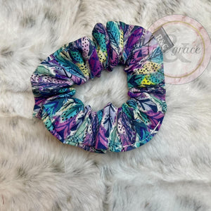 
            
                Load image into Gallery viewer, Feathers - Scrunchie
            
        