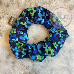 
            
                Load image into Gallery viewer, Blue Green Daisies - Scrunchie
            
        